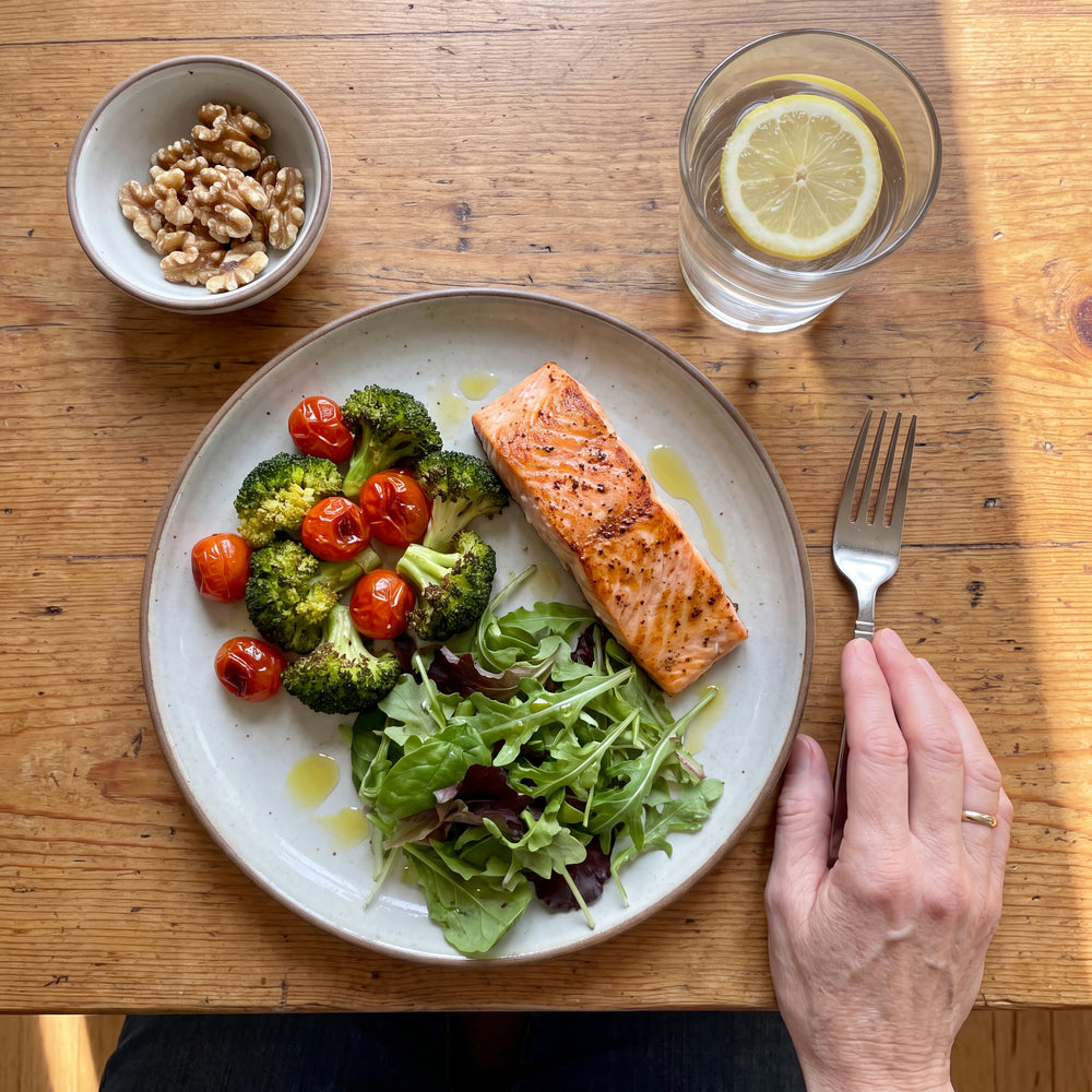 Salmon, vegetables and greens with olive oil
